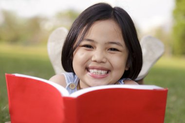Asyalı kız okuma kitabı