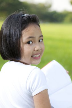 Asyalı küçük kız okuma kitabı