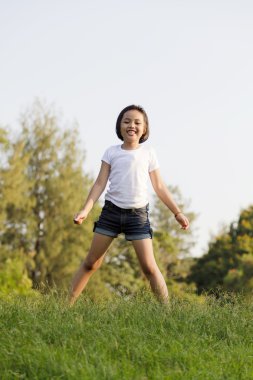 Parktaki kız atlama