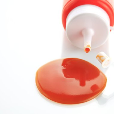 Beyaz arka plan üzerinde izole şişe sızıntı Chili Sos