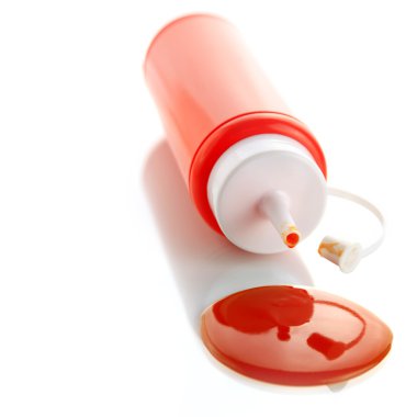 Beyaz arka plan üzerinde izole şişe sızıntı Chili Sos