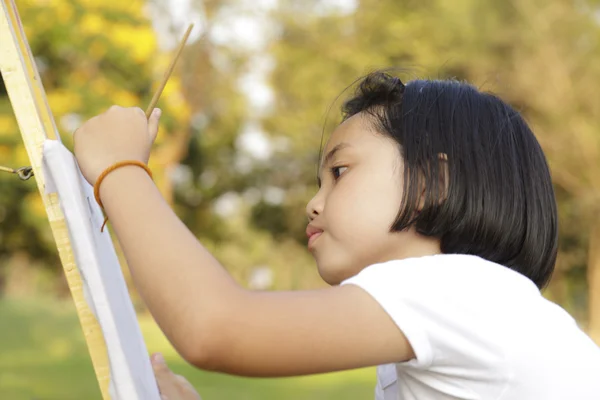 Asiático menina pintura em no parque — Fotografia de Stock