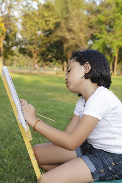 Asian little girl painting in in the park — Stock Photo, Image