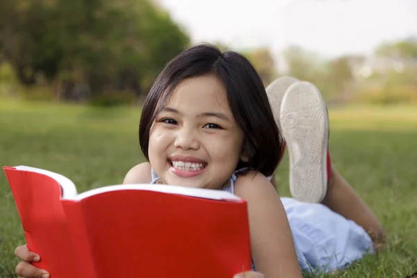 Asiatisk tjej läsa bok — Stockfoto