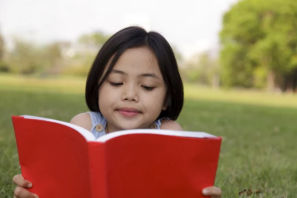 Menina asiática leitura livro — Fotografia de Stock