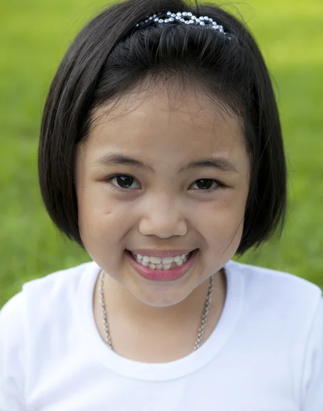 Asiatische Mädchen entspannen und glücklich lächeln im Park — Stockfoto