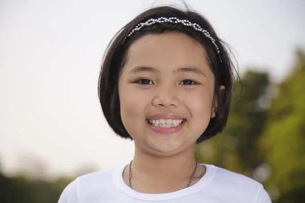 Asiatique fille se détendre et sourire heureux dans le parc — Photo