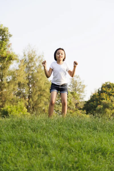 Dívka skok v parku — Stockfoto