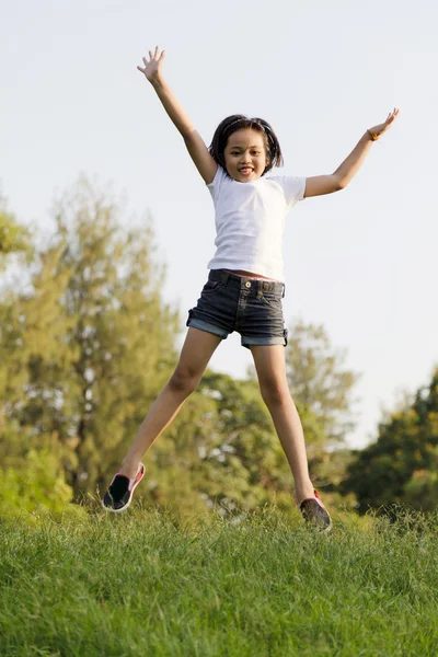 Meisje sprong in het park — Stockfoto