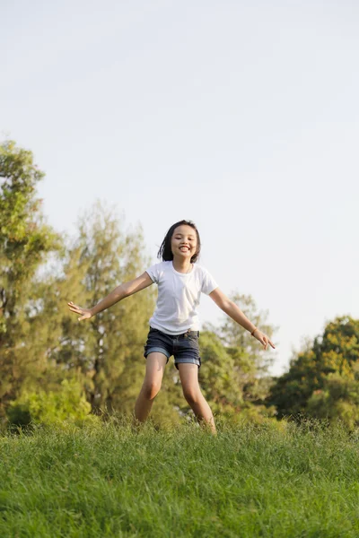 Dziewczyna skok w parku — Zdjęcie stockowe