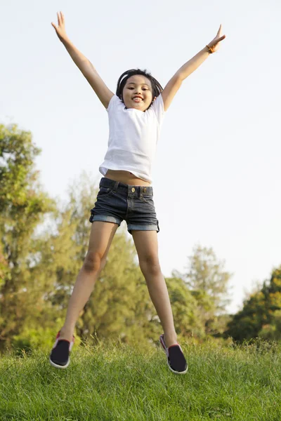 Meisje sprong in het park — Stockfoto