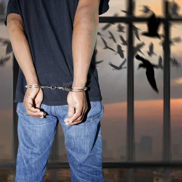 Gefangener in Handschellen eingesperrt — Stockfoto