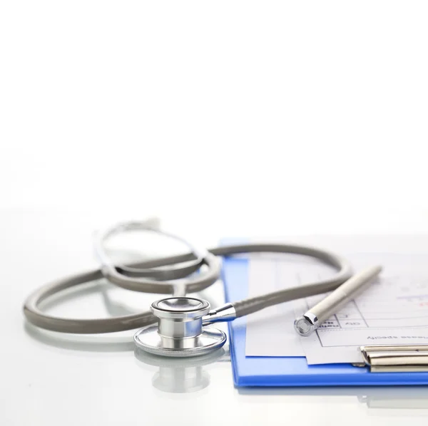 Estetoscópio com prancheta médica azul — Fotografia de Stock