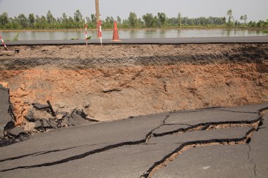 kırık asfalt yol tabakası