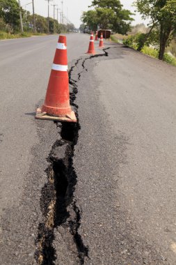 Çatlak asfalt yol