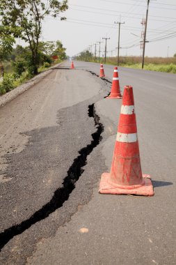 trafik konileri kırık asfalt yol