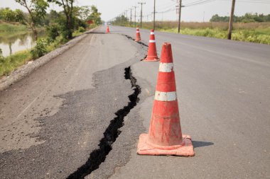 trafik konileri kırık asfalt yol