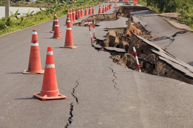 trafik konileri kırık asfalt yol