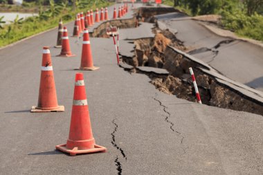 trafik konileri kırık asfalt yol