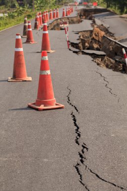 trafik konileri kırık asfalt yol