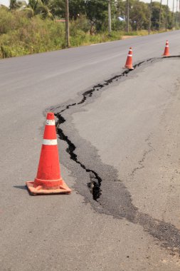 trafik konileri kırık asfalt yol