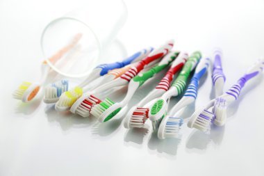 Beyaz arkaplanda diş fırçası