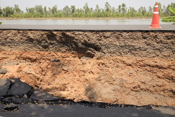 Schicht rissiger Asphaltstraße — Stockfoto