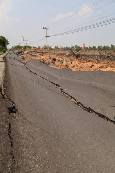 Aufgebrochene Asphaltstraße — Stockfoto