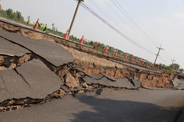 Çatlak asfalt yol — Stok fotoğraf