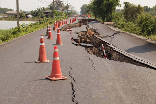 Cones de tráfego na estrada de asfalto rachado — Fotografia de Stock