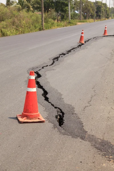 trafik konileri kırık asfalt yol