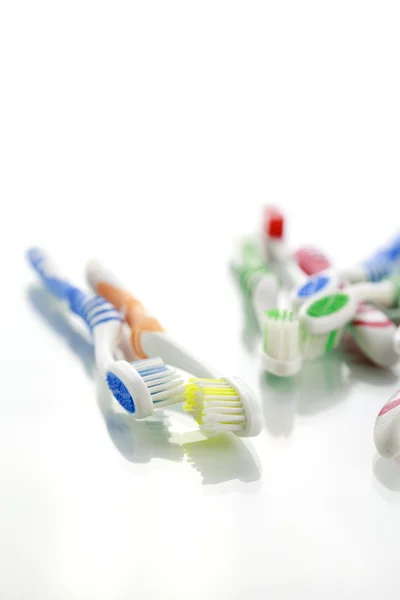 Zahnbürste auf weißem Hintergrund — Stockfoto