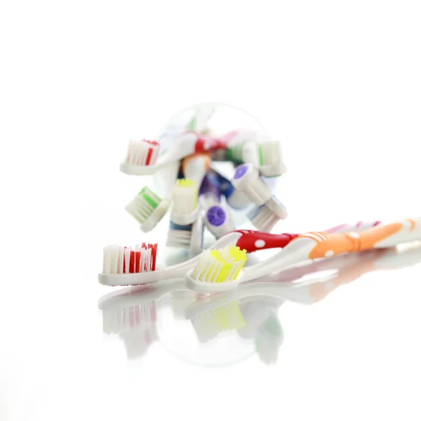 Beyaz arkaplanda diş fırçası — Stok fotoğraf