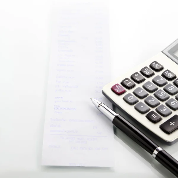 Taschenrechner mit Stift und Einkaufsliste — Stockfoto