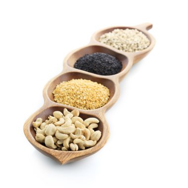 kaju, soyulmuş mung fasulye, siyah susam, iş gözyaşı