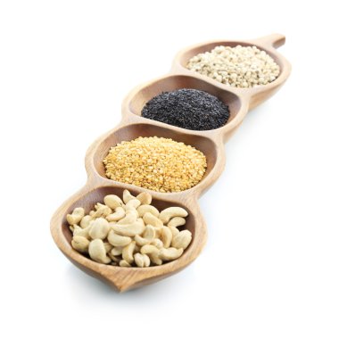 kaju, soyulmuş mung fasulye, siyah susam, iş gözyaşı