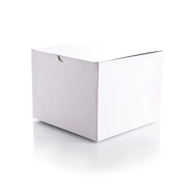 Κλειστό το άσπρο κουτί σε λευκό φόντο — Φωτογραφία Αρχείου