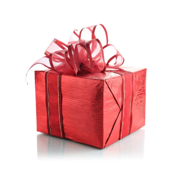 Rote Geschenkschachtel auf weißem Hintergrund — Stockfoto