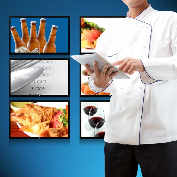 Chef usando tablet digital — Fotografia de Stock