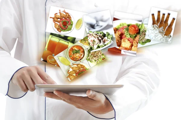 Chef usando tablet digital — Fotografia de Stock