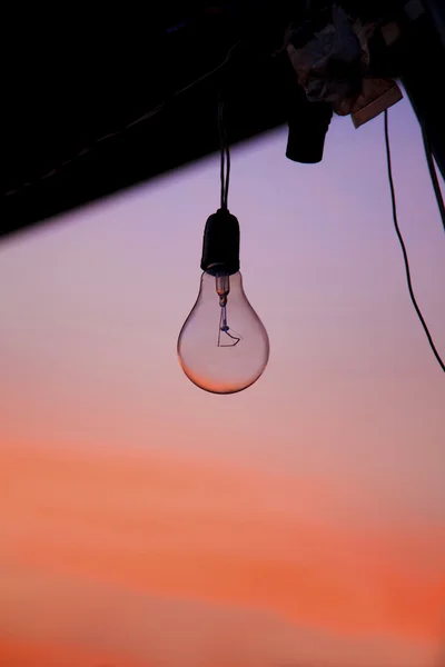 Lâmpada elétrica no exterior ao Crepúsculo . — Fotografia de Stock