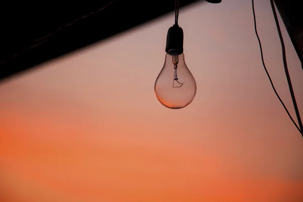 Elektrische Lampe im Freien in der Dämmerung. — Stockfoto