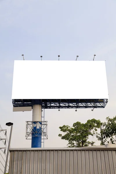 Пустой наружный рекламный щит — стоковое фото