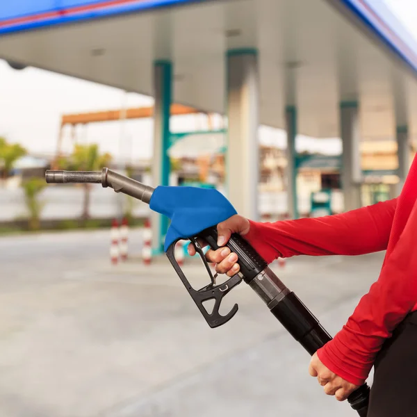 Service station worker in gas station — Stock Photo, Image