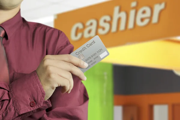 Περικοπεί άποψη του επιχειρηματία χέρι που κρατά την πιστωτική κάρτα — Φωτογραφία Αρχείου