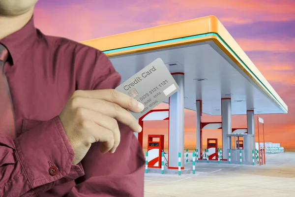 裁剪商人手持有信用卡的视图 — 图库照片