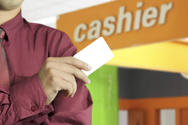 Vista cortada de Empresário mão segurando cartão em branco — Fotografia de Stock
