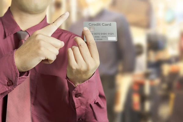 Обрезанный вид руки предпринимателя с кредитной картой — стоковое фото