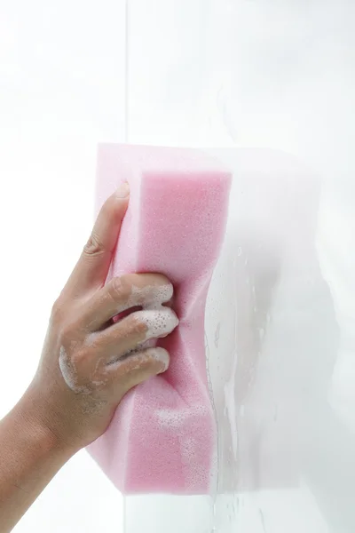 Window cleaner using a pink sponge — Stock Photo, Image