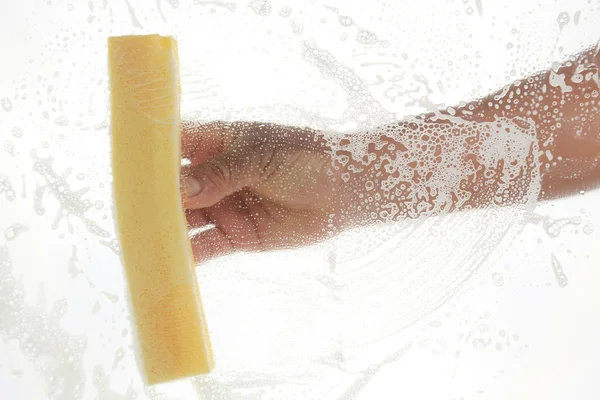 Venster schonere met een spons — Stockfoto